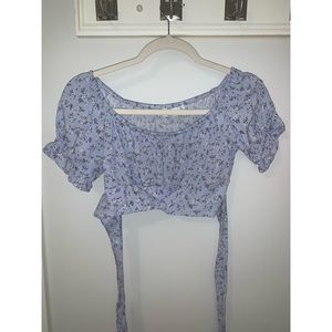 Hollister cropped tie back floral top, size XS.